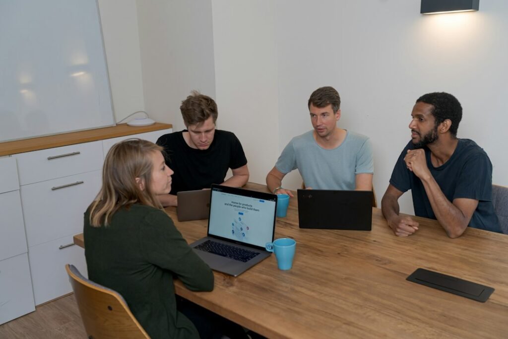 SaaS marketing team discussing link building and growth strategy