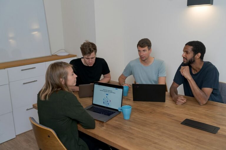 SaaS marketing team discussing link building and growth strategy